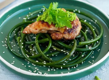 Як смачно приготувати смажені стрілки часнику: простий сезонний рецепт