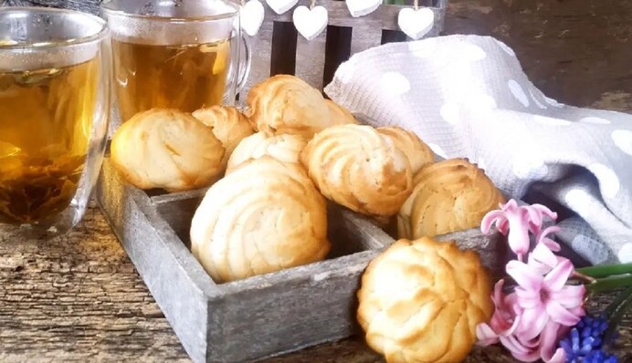 Хрустящее и ароматное: рецепт песочного печенья на масле с лимонной цедрой