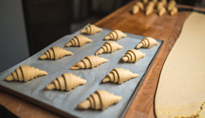Быстрая выпечка из трех ингредиентов: как приготовить круассаны из готового слоеного теста