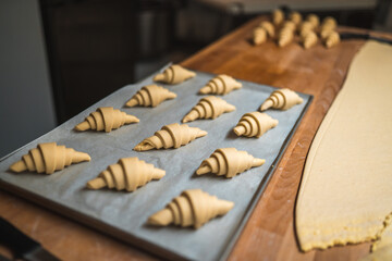 Быстрая выпечка из трех ингредиентов: как приготовить круассаны из готового слоеного теста