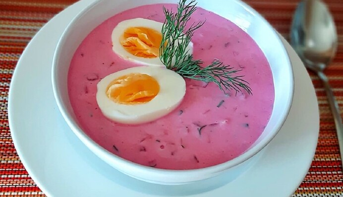 Холодник вместо окрошки: как приготовить на кефире с вареными яйцами