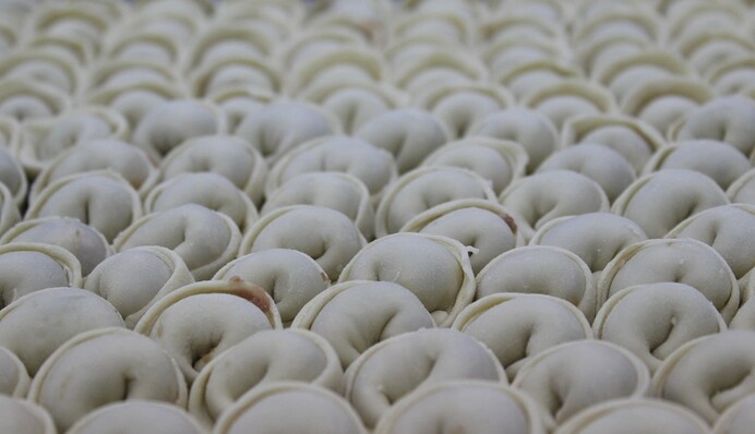 Хорошо лепится и варится: как приготовить заварное тесто для пельменей и вареников