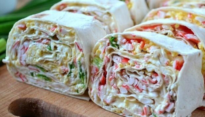 Быстрая и вкусная закуска: как приготовить рулетики с крабовыми палочками