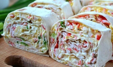 Быстрая и вкусная закуска: как приготовить рулетики с крабовыми палочками