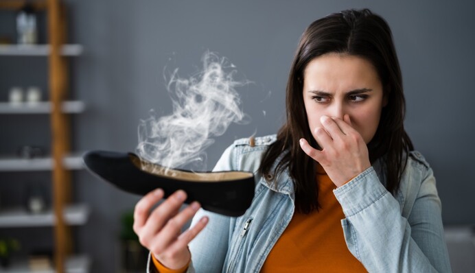 Прати не обов'язково: дієві способи позбутися неприємного запаху взуття