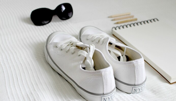 Білі кросівки пожовтіли: розумні лайфхаки, які повернуть їм новий вигляд