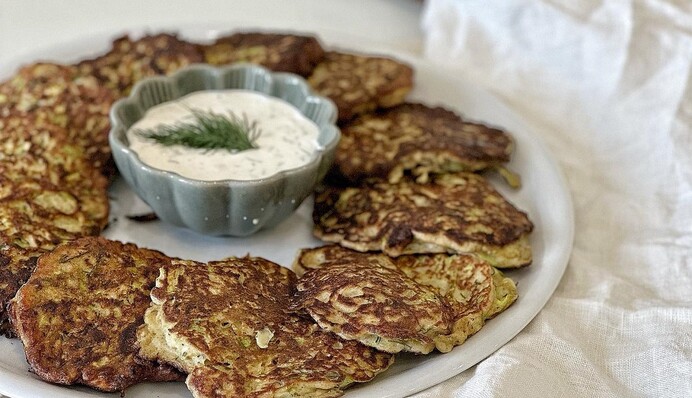 Кабачкові оладки – найпопулярніший рецепт червня: як приготувати їх з часником і зеленню