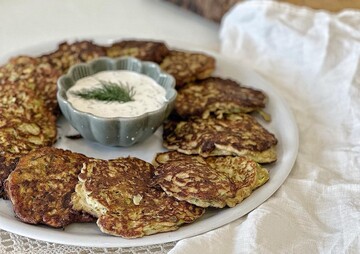 Кабачковые оладьи – самый популярный рецепт июня: как приготовить их с чесноком и зеленью