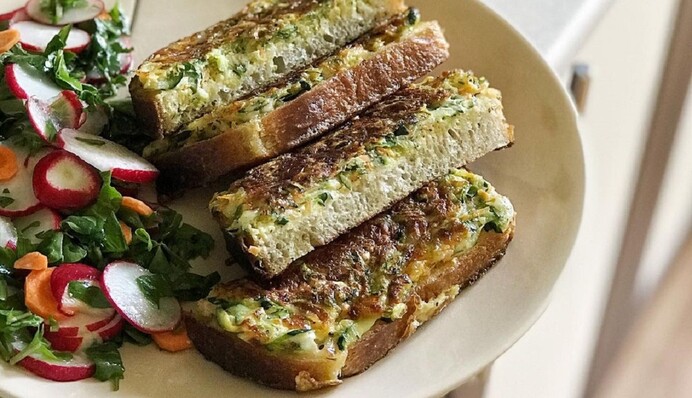 Быстрый и вкусный завтрак: как приготовить горячие бутерброды с кабачком и сыром моцарелла