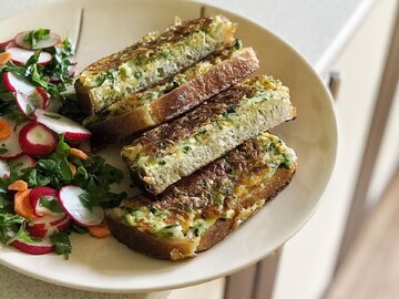 Быстрый и вкусный завтрак: как приготовить горячие бутерброды с кабачком и сыром моцарелла