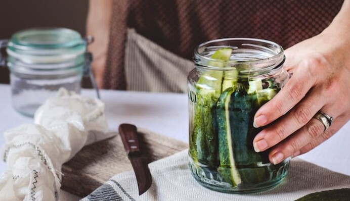 Быстрый рецепт хрустящих малосольных огурцов: будут готовы через 3-4 часа