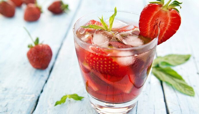 Ідеальний напій для спеки: як приготувати безалкогольний полуничний мохіто