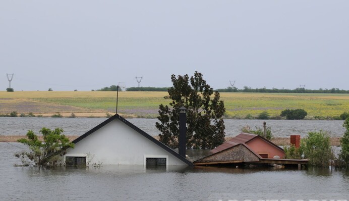 Это война, здесь прилетает: два дня из жизни спасателей в Херсонской области