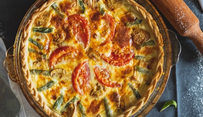 Як приготувати кіш з куркою та овочами: простий літній рецепт