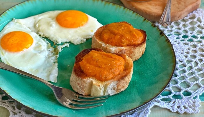 Смачно для бутербродів: рецепт кабачкової ікри з морквою та цибулею