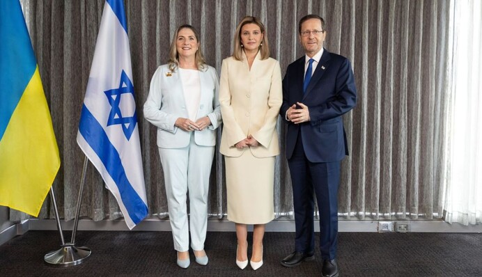 Елена Зеленская в костюме модного оттенка встретилась с президентом Израиля и его супругой: фото