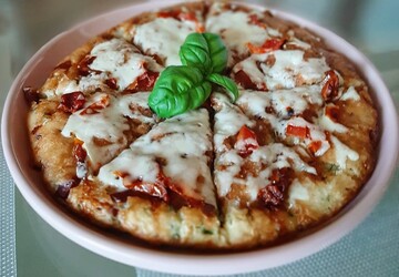 Быстрая домашняя пицца на сковороде: как приготовить тесто и вкусную начинку