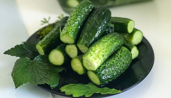 Будут готовы за сутки: как приготовить хрустящие малосольные огурцы в банке