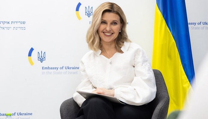 Елена Зеленская в белоснежной вышиванке и брюках модного фасона встретилась с украинцами в Израиле