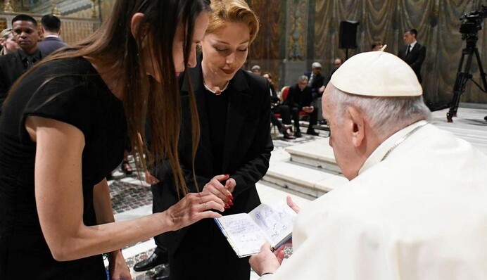 Кожний крок вагомий: Тіна Кароль передала Папі Римському щоденник хлопчика з Маріуполя