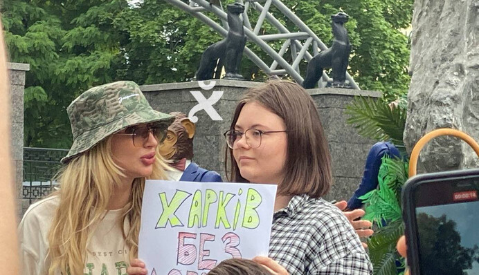 Світлана Лобода публічно принизила дівчину, яка вийшла з плакатом проти її виступу у Харкові