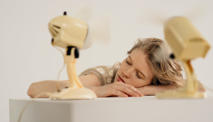 Що робити, коли в кімнаті спека, а кондиціонера немає: корисні лайфхаки на літо