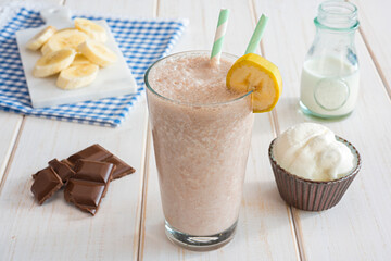 Ванильный, шоколадный и клубничный: три рецепта вкусных молочных коктейлей с мороженым