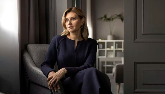 Елена Зеленская в синем платье и белых 