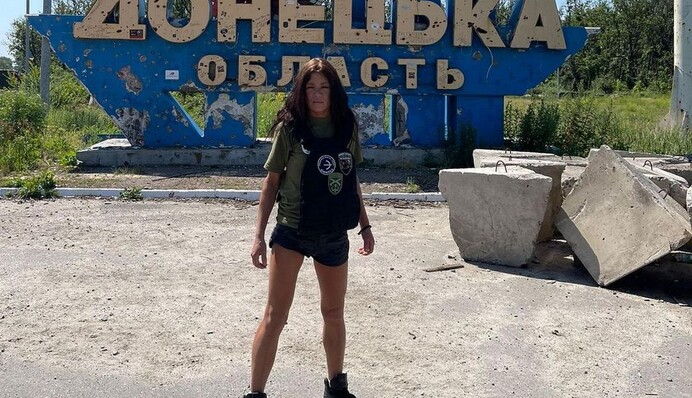 Занадто короткі шорти: Руслана здивувала вибором вбрання для поїздки під Бахмут