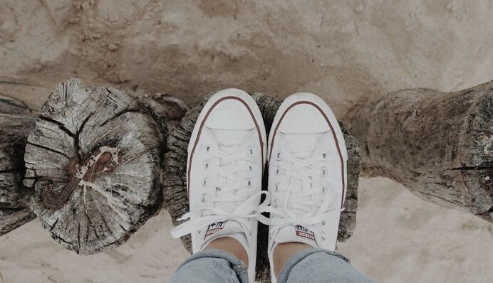 Как правильно стирать белые кеды, чтобы не осталось разводов и пятен: важные советы