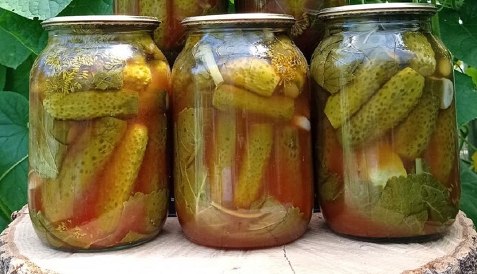 Огурцы с кетчупом чили – самый популярный рецепт на зиму: как их приготовить