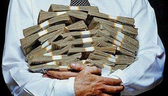 Золотые телята власти: кто из чиновников тратит миллионы во время войны