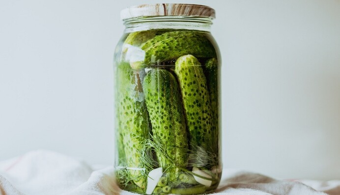 Як закрити хрумкі квашені огірки на зиму: перевірений рецепт на 3-літрову банку
