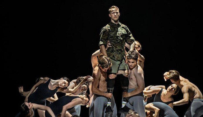 Український воїн, який втратив ноги на фронті, станцював на сцені в Каліфорнії