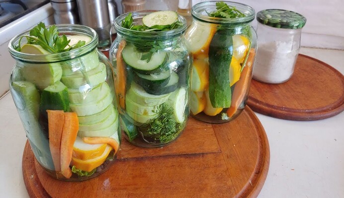 Смачна консервація на зиму: як закрити мариновані огірки з кабачками