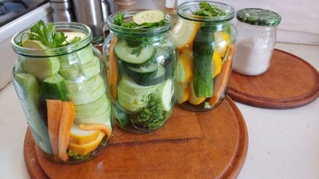 Вкусная консервация на зиму: как закрыть маринованные огурцы с кабачками