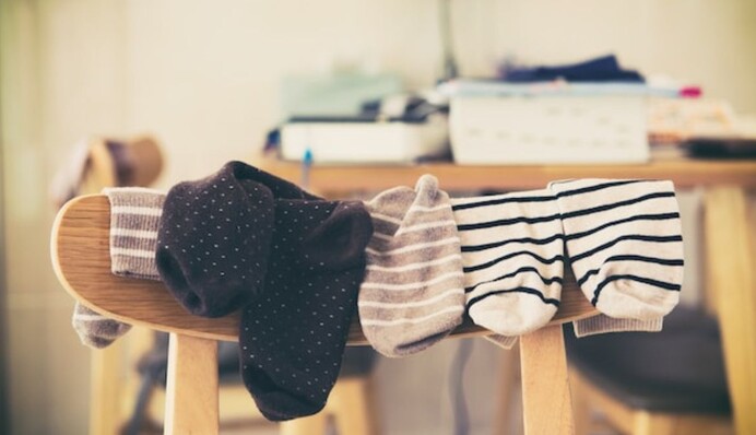 Дешевий народний засіб усуне плями на білих шкарпетках: будуть як нові