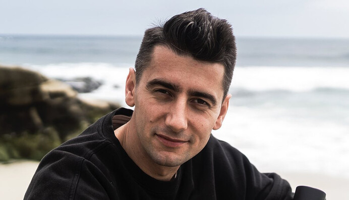 Продает спички и выступает на русском: что стало с победителем 