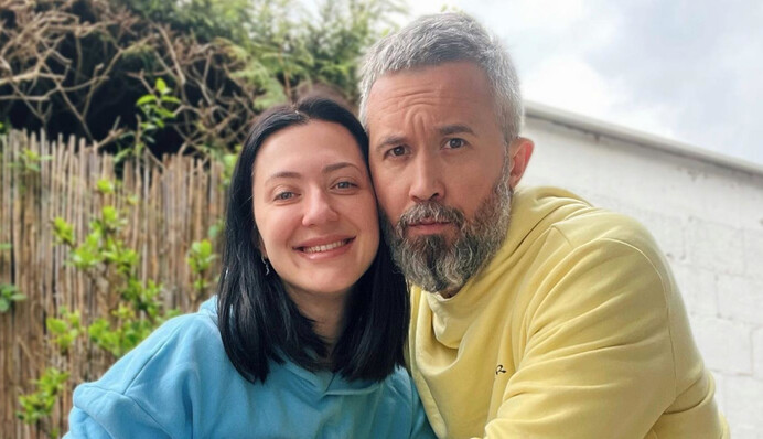 Сергей Бабкин показал, как они с женой изменились за 15 лет супружеской жизни: фото