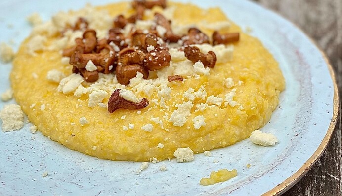 Вкусное блюдо на ужин: как приготовить гуцульский банош с брынзой и грибами