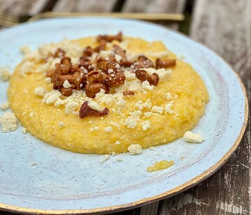 Вкусное блюдо на ужин: как приготовить гуцульский банош с брынзой и грибами