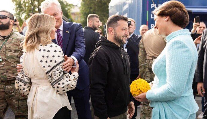 Елена Зеленская на саммите НАТО восхитила образом в современной вышиванке: фото