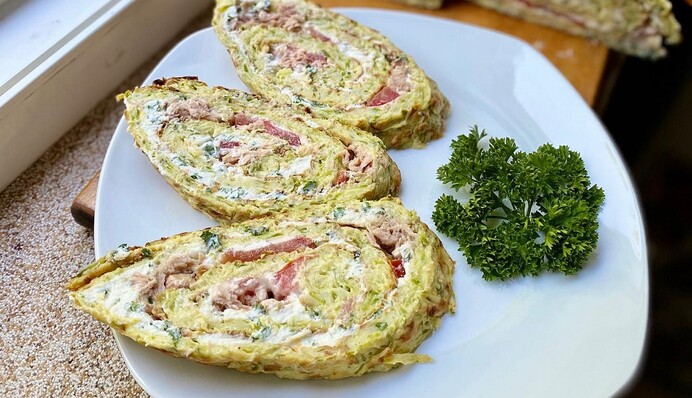 Що приготувати з кабачків на вечерю: рецепт закусочного рулета з сиром і помідорами