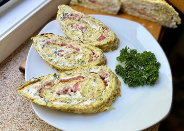 Что приготовить из кабачков на ужин: рецепт закусочного рулета с сыром и помидорами