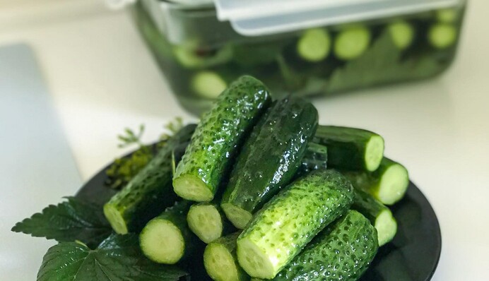 Малосольні огірки в мінеральній воді виходять хрумкими та смачними: як їх готувати