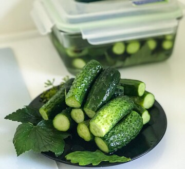 Малосольные огурцы в минеральной воде получаются хрустящими и вкусными: как их готовить