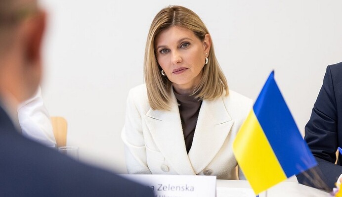 Елена Зеленская в костюме молочного цвета посетила ведущую больницу в Вильнюсе: фото