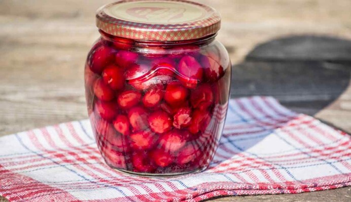 Вишні у власному соку зберігають форму і насичений смак: рецепт на зиму