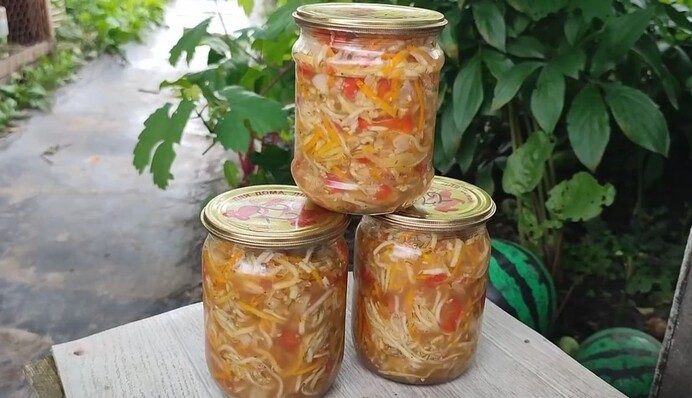 Смачна консервація на зиму: як приготувати кабачки по-корейськи з морквою