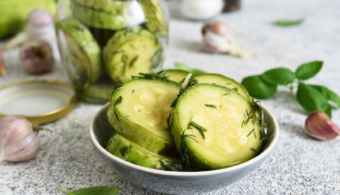 Будуть готові за 6 годин: швидкий рецепт маринованих кабачків